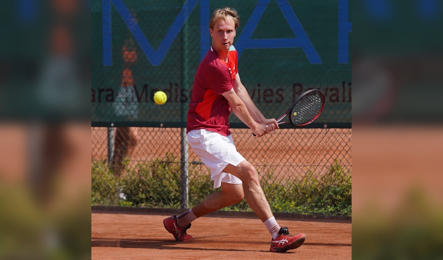 Stefan de Jong won de finale in het heren enkel 2-toernooi. 