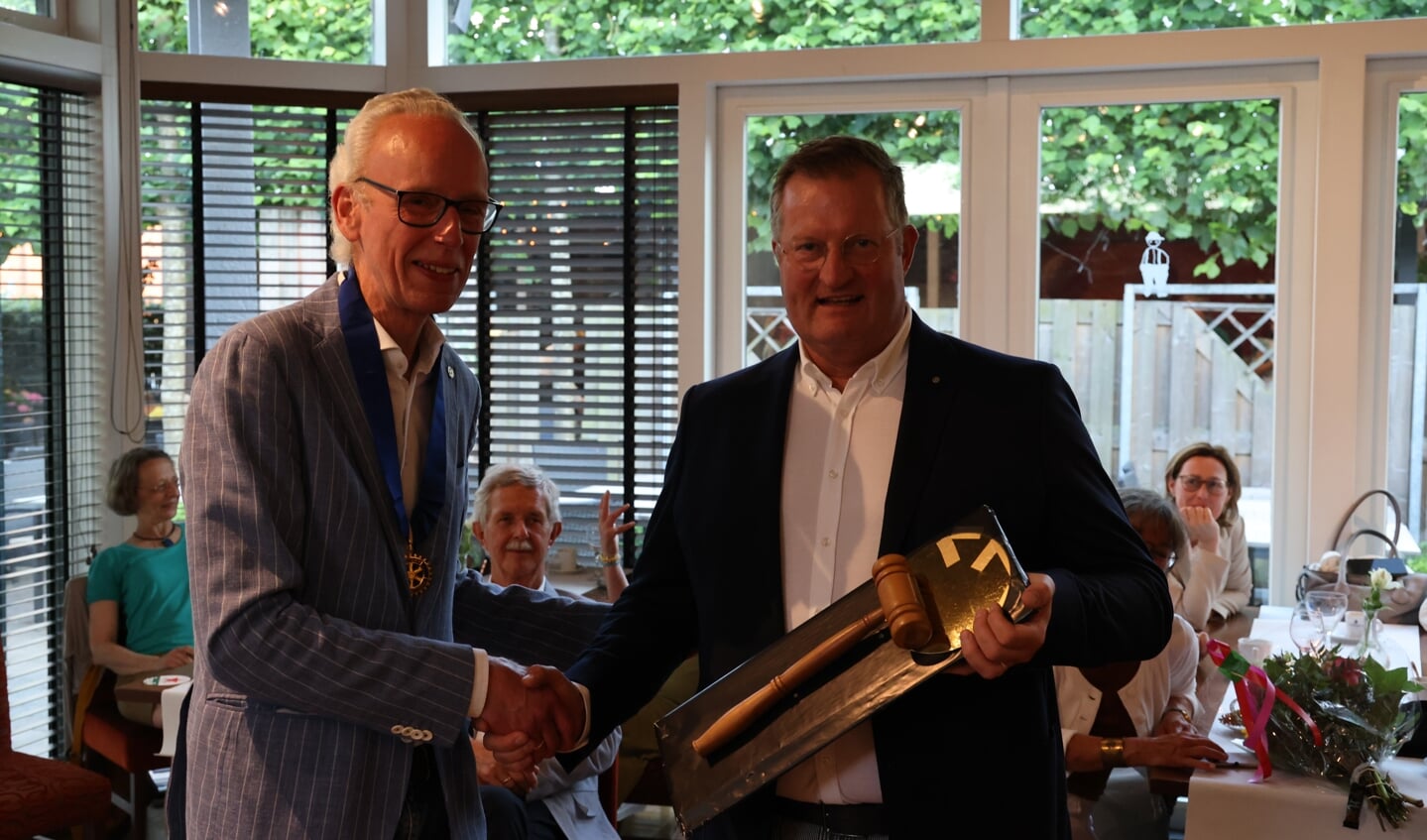 Maarten van den Bosch met hamer, de nieuwe voorzitter van Rotary Lansingerland.