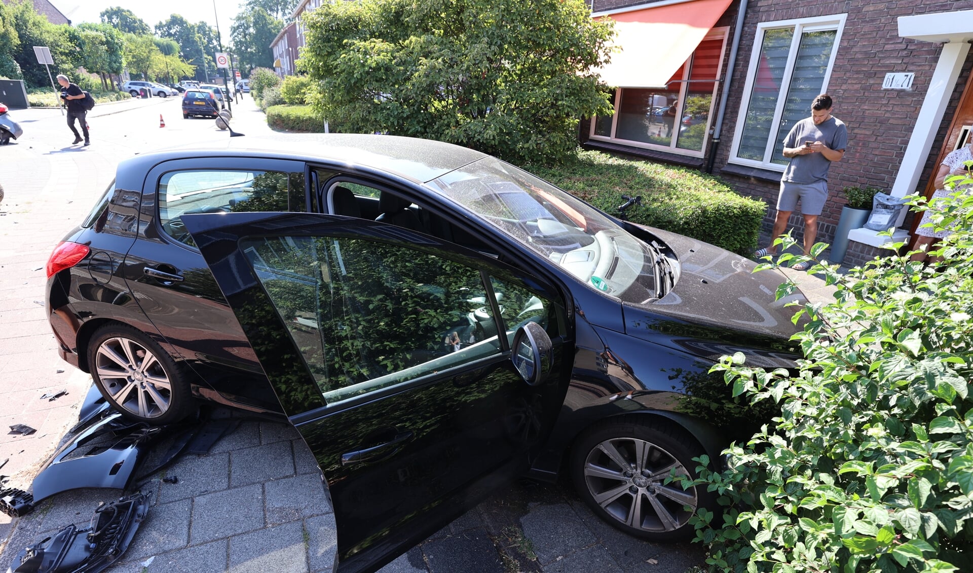 De auto kwam tot stilstand in een voortuin (foto: Daan van den Ende).