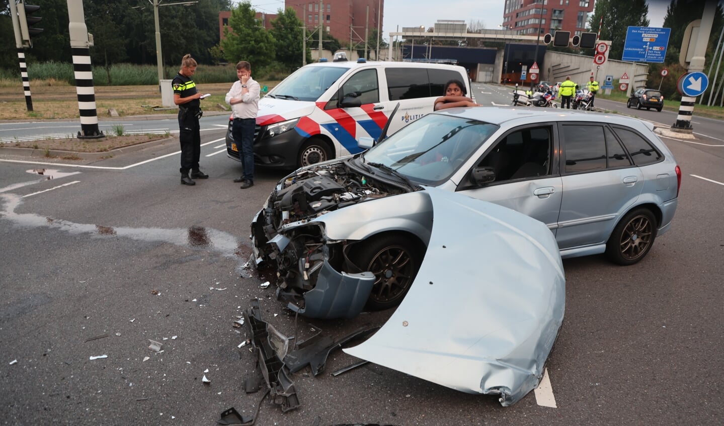 De voorkant van de ene personenauto lag volledig in puin (foto: Rene Hendriks).