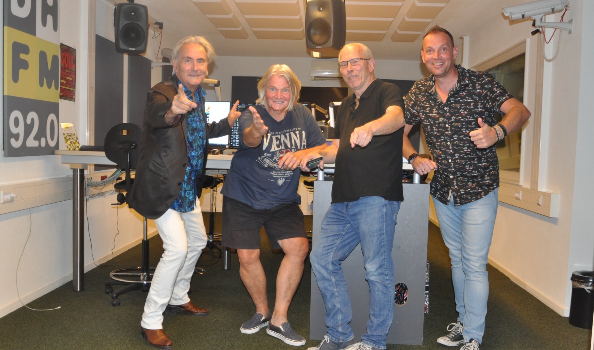 Popjournalist Martin Reitsma, muziekicoon Rob Bolland, cineast John Meijer en radiopresentator Martijn Mastenbroek in de studio van Den Haag FM.