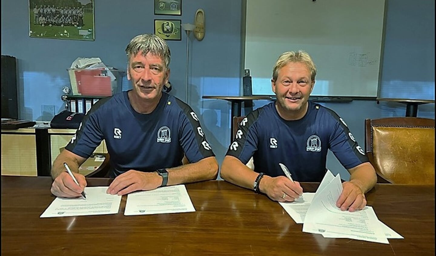  De Forum Sport 1 trainers Marcel l’Ami & Bas Steffens tekenen hun arbeidscontract (foto: PR FS).