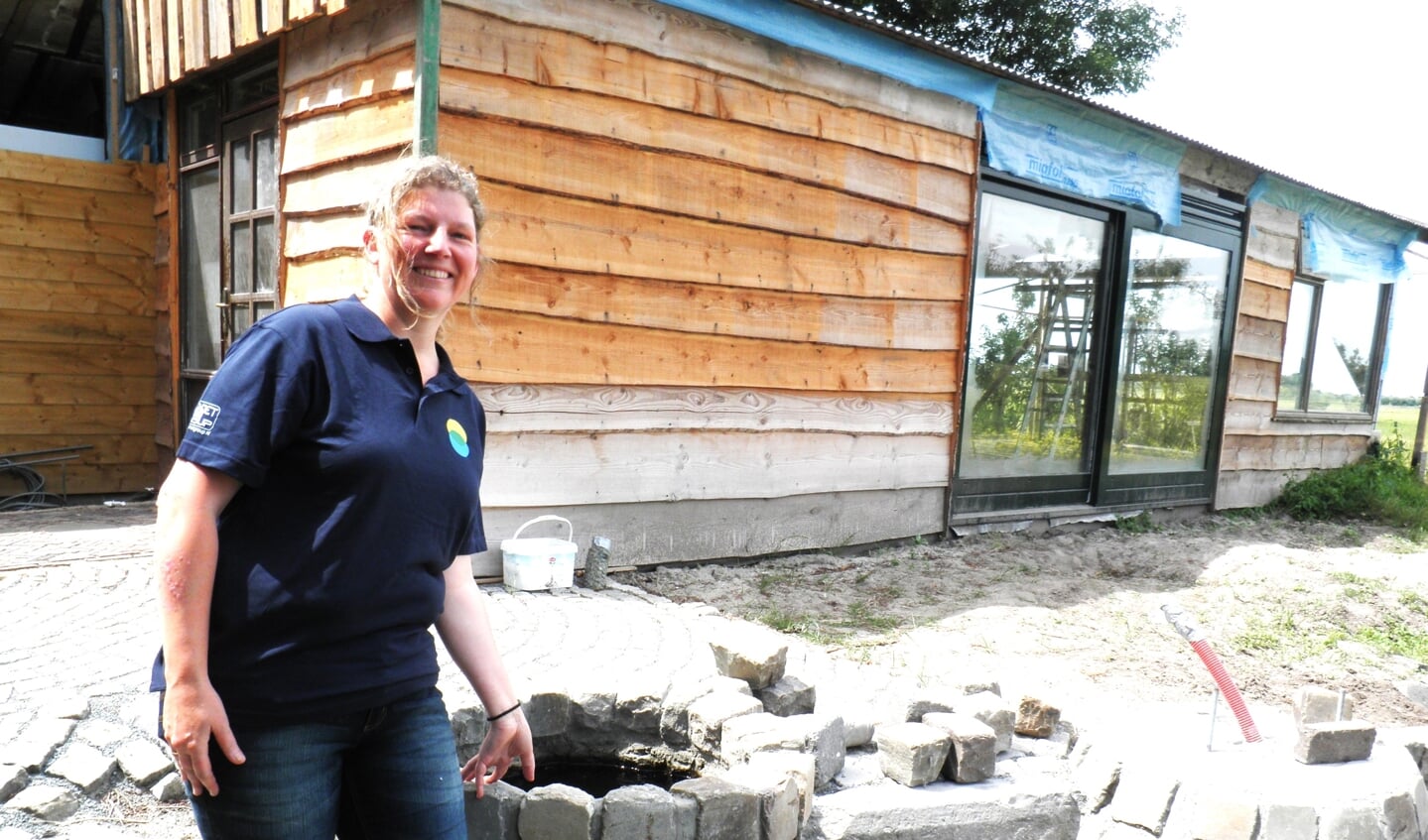 Krista Klaui van De Groene Ontmoeting bij de in aanbouw zijn Permarie in de polder bij Stompwijk (foto en tekst: Kees van Rongen).