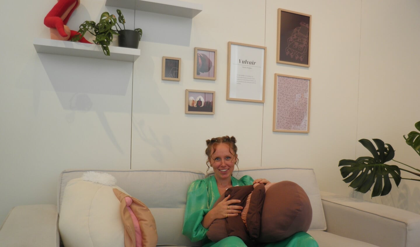 Mandy Pietjouw in haar huiskamer in de Kunstgarage Franx hoopt met haar ontwerpen het trauma van verkrachting bespreekbaar te maken. Foto Kees van Rongen