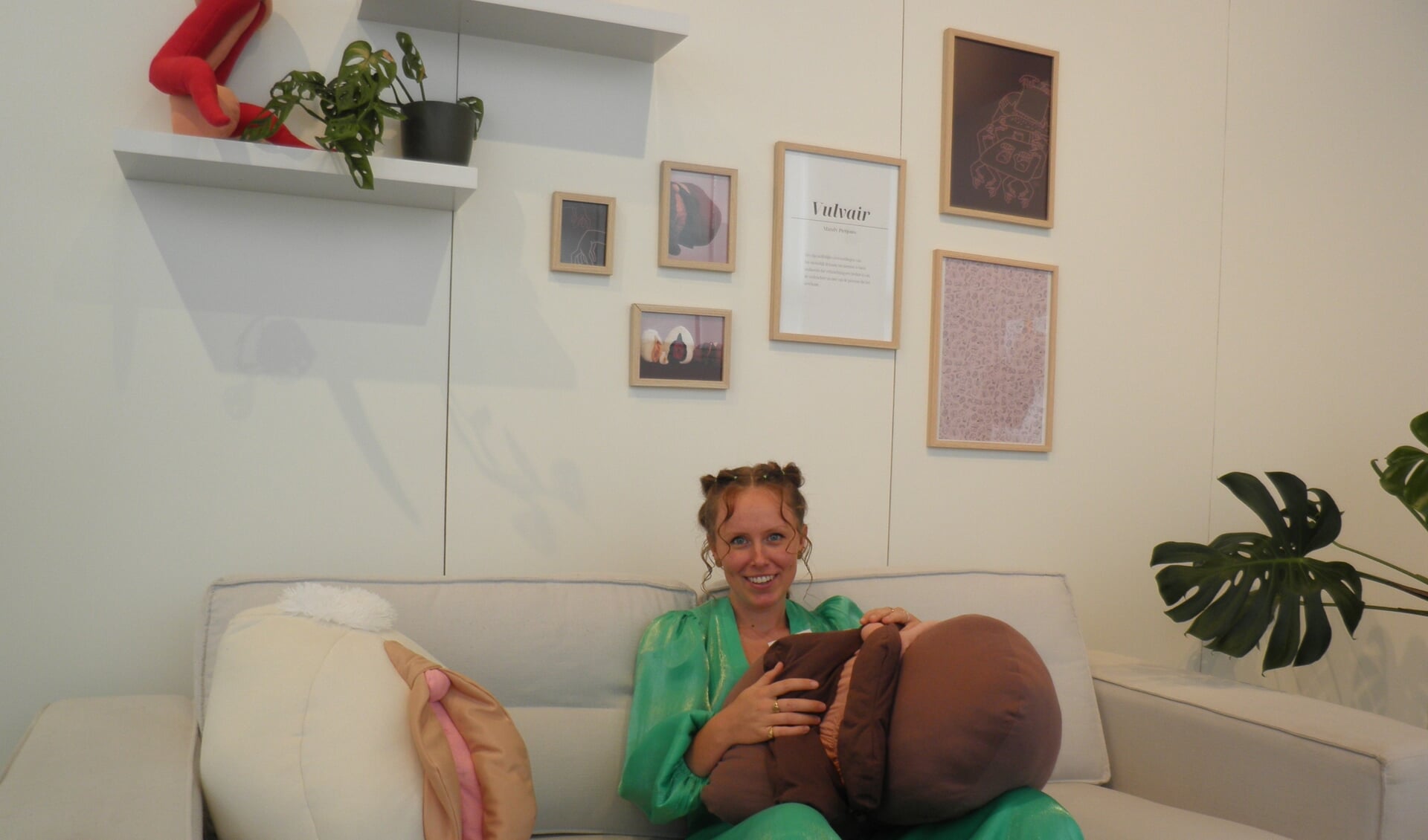 Mandy Pietjouw in haar huiskamer in de Kunstgarage Franx hoopt met haar ontwerpen het trauma van verkrachting bespreekbaar te maken. Foto Kees van Rongen