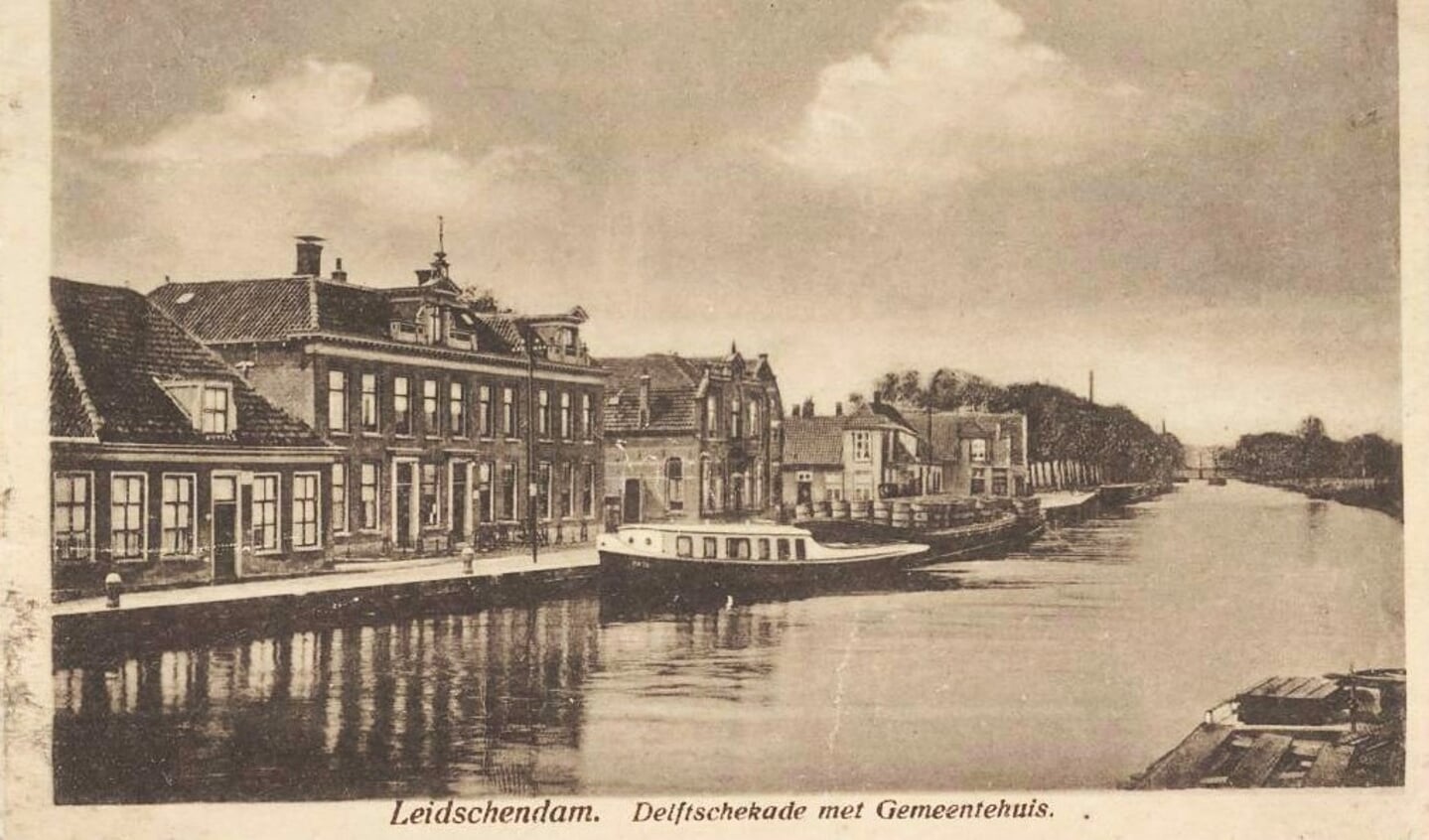 Delftschekade in Stompwijk met het gemeentehuis, 1930.
