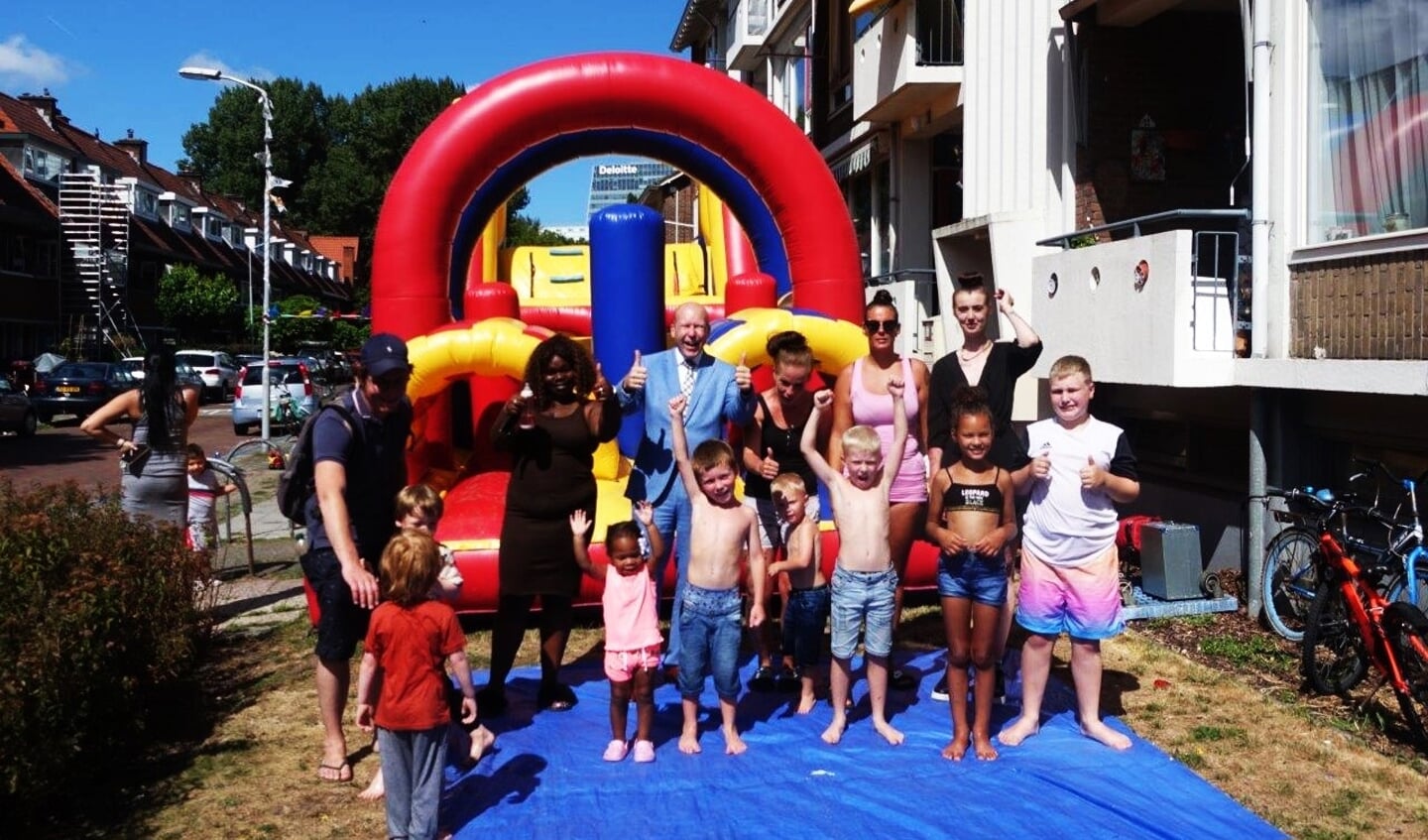 De buurtkinderen met de organiserende ouders en wethouder Van Veller (foto: Ap de Heus).