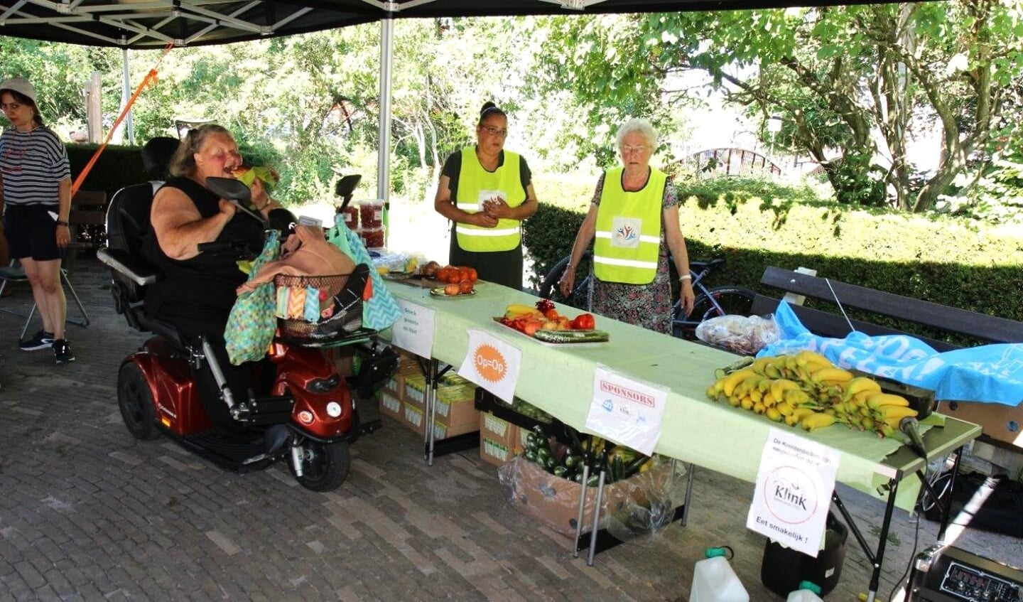 Bij een kraampje kon je gratis wat te drinken of fruit halen (foto: Ap de Heus).