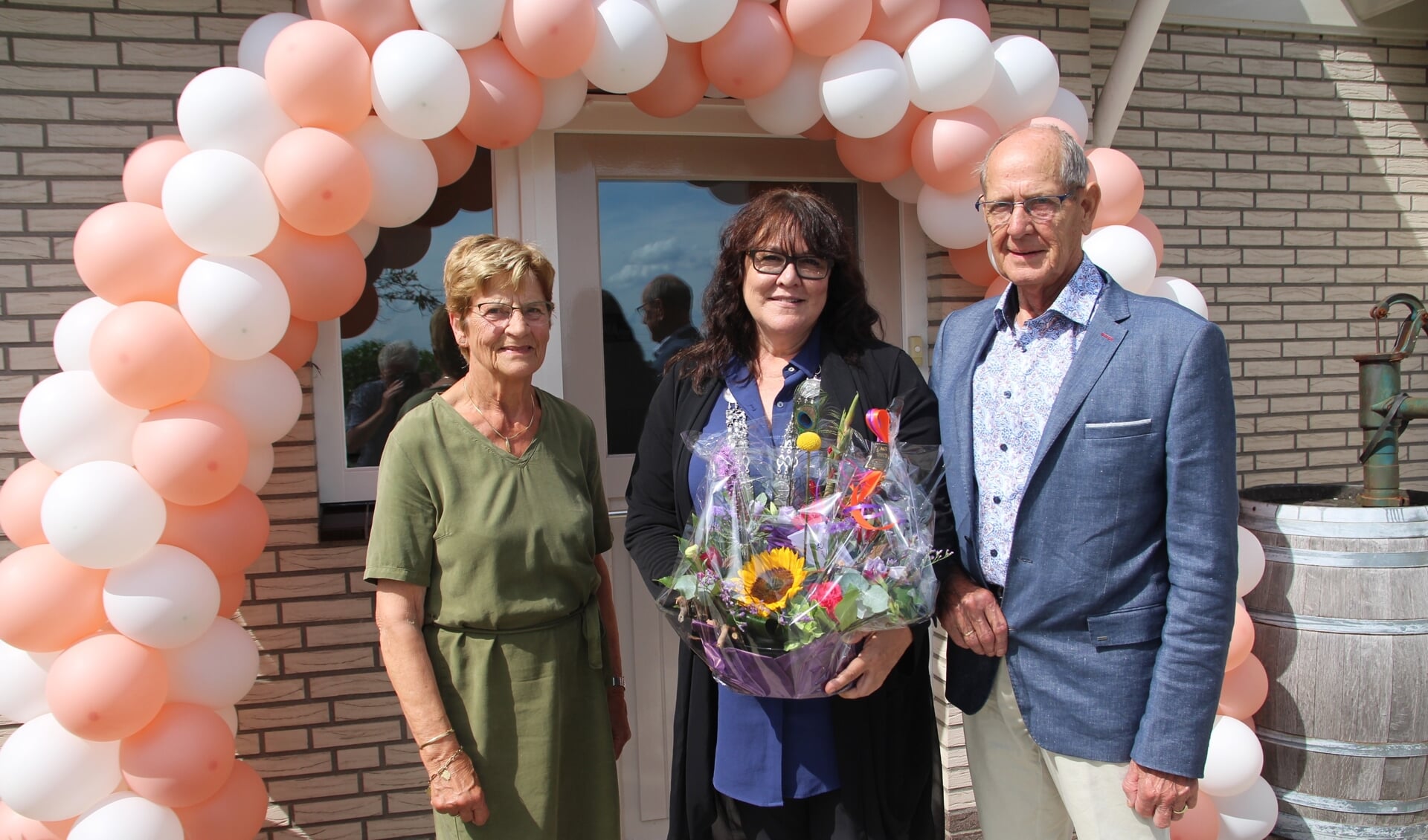 Tiny Dijkshoorn en George Droppert leerden elkaar kennen op het ijs en stonden meteen in vuur en vlam. Loco-burgemeester Hanneke van de Gevel kwam het paar gelukwensen met zestig jaar liefde en trouw!