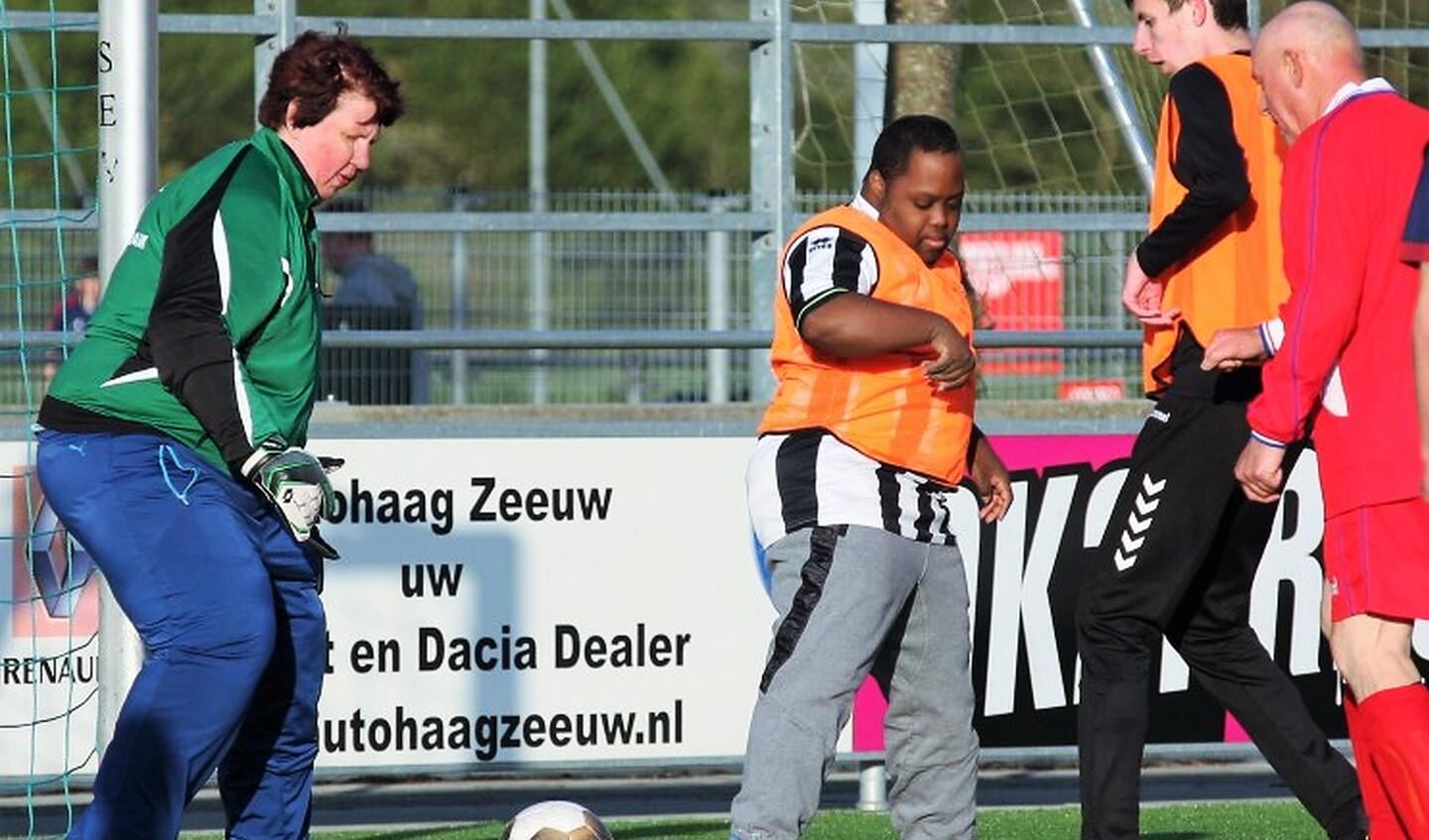 G-voetbal bij de Leidschendamse voetbalvereniging SEV (foto: pr SenW).