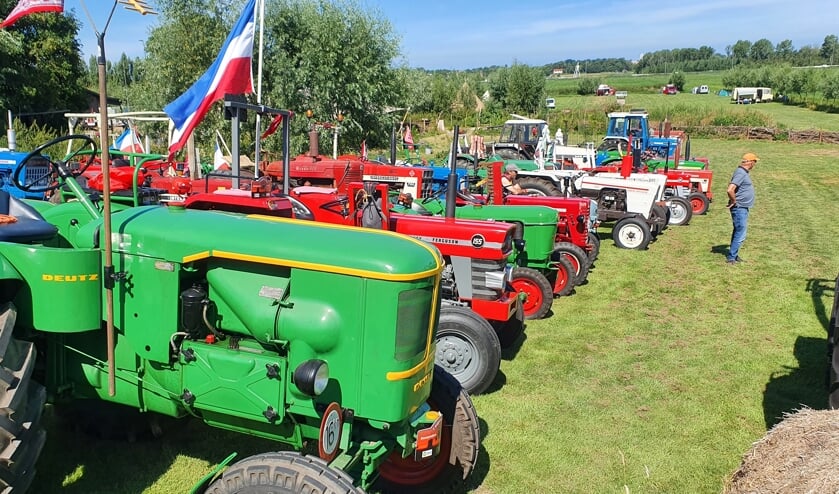 Na de oldtimerrit kon je het wagenpark aanschouwen op Buitengoed Molenwei in Leidschendam (foto: pr).