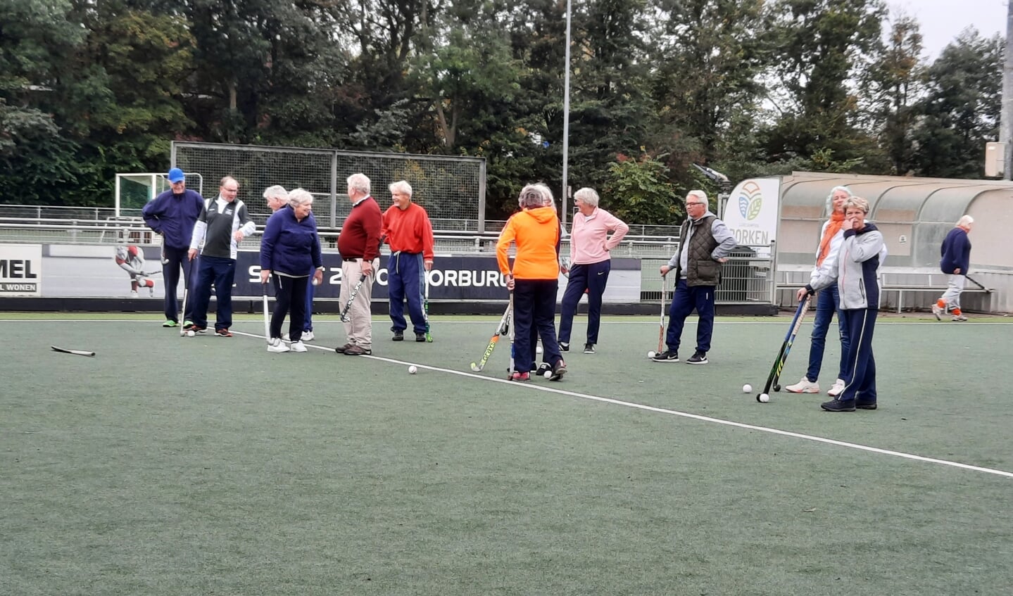 Bij Walking Hockey (voor 55+) speel je het leuke en gezellige hockeyspelletje, maar dan zonder te rennen (foto: pr SenW)..