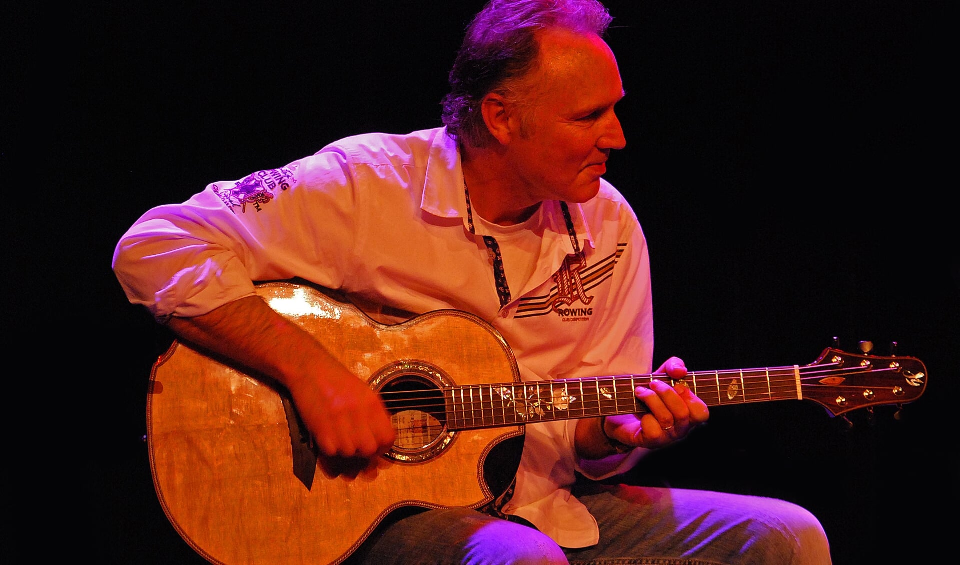 Alex van Voorst is een 59-jarige fingerstyle gitarist. 