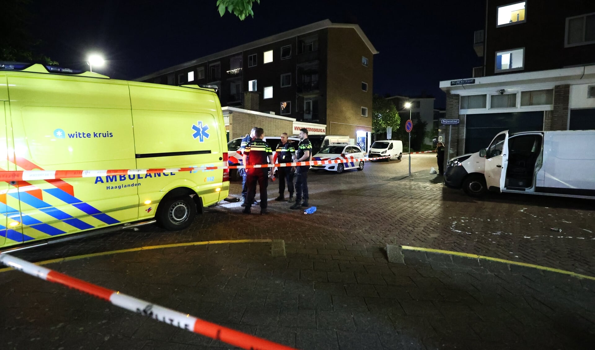 Politie en ambulance bij de bestelauto in de Beijnenstraat waar de overval plaatsvond (foto: Daan van den Ende).