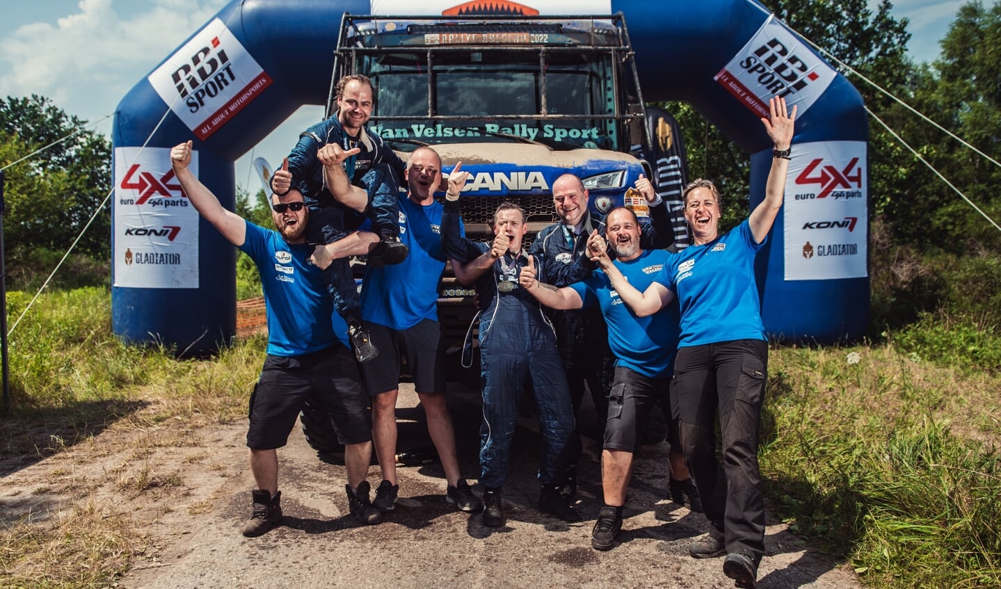 Een teamfoto van de crew in de Rallye Breslau 2022 (foto: PR Van Velsen Rally Sport).