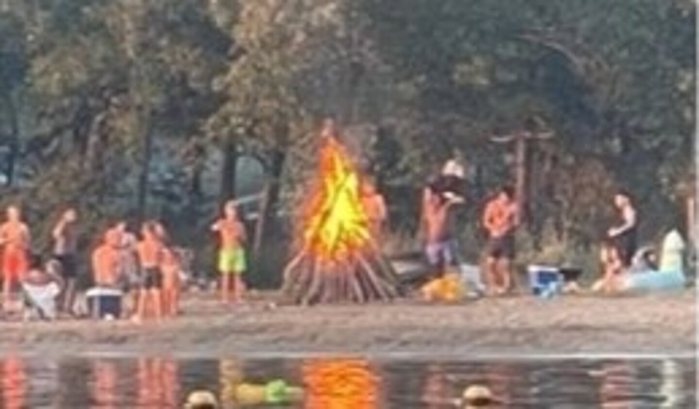 Op het strand werd een flink vuur aangestoken op slechts korte afstand van de kurkdroge bomen (geen betere foto beschikbaar).