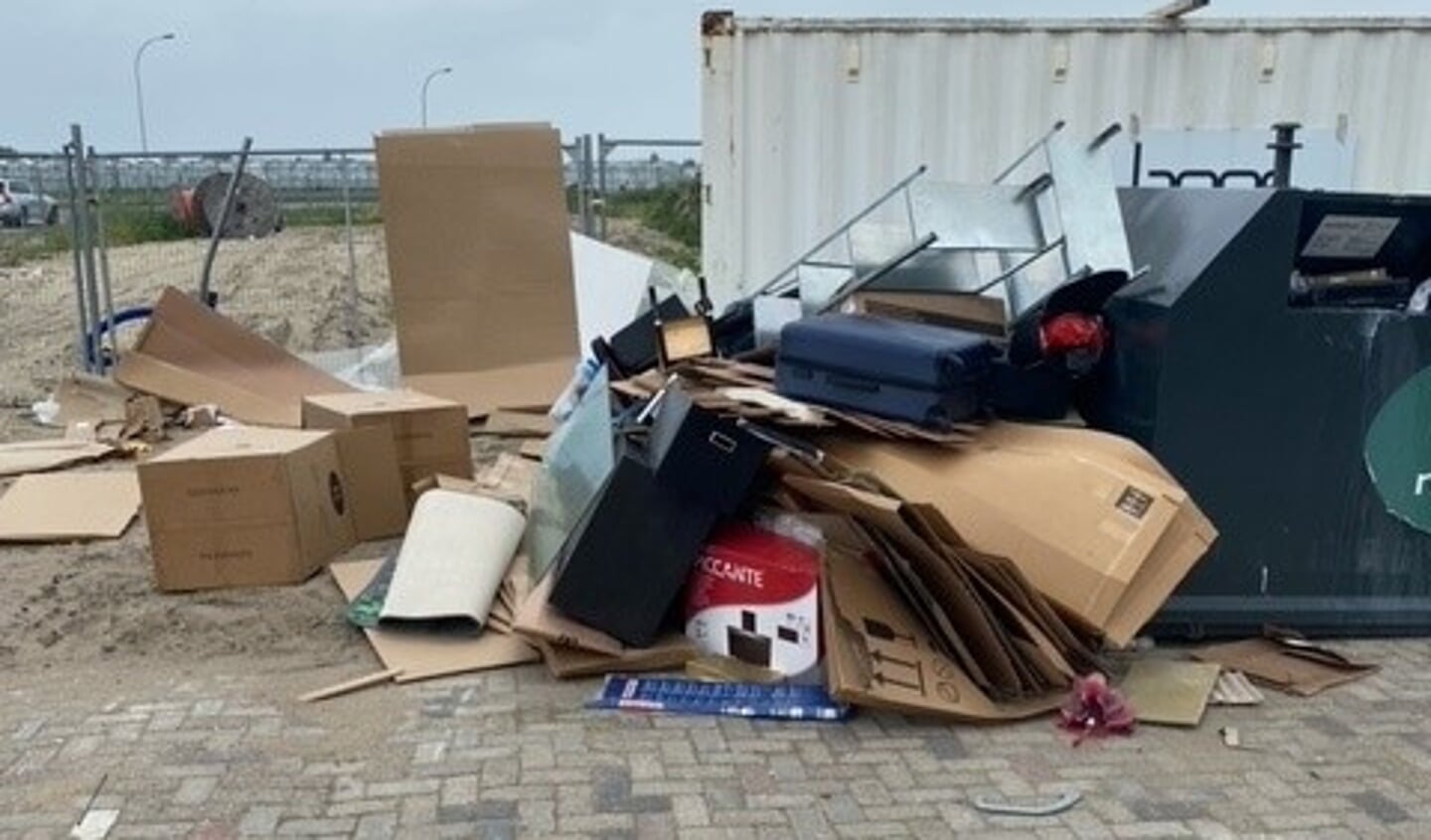 Dit werd afgelopen weekend in Tuindershof gedumpt.