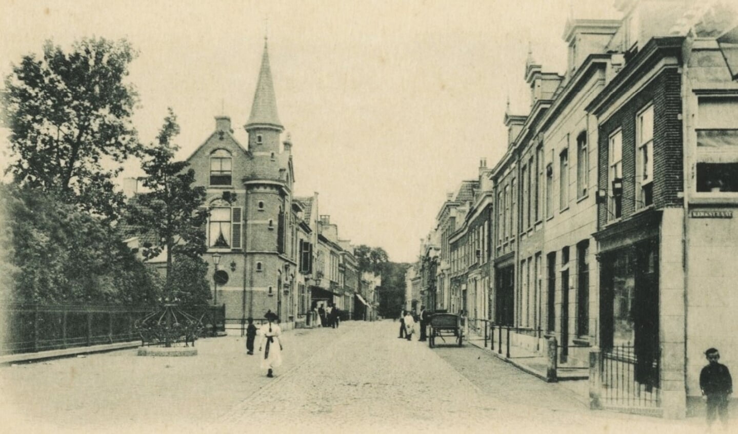 De Herenstraat in Voorburg rond 1905 met links het politiebureau (ansichtkaart).