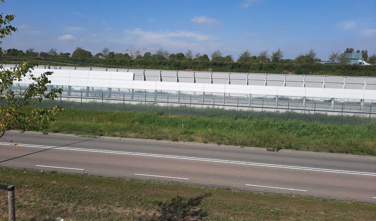 Het verschil in hoogte van het geluidsscherm is op bovenstaande foto goed te zien.
