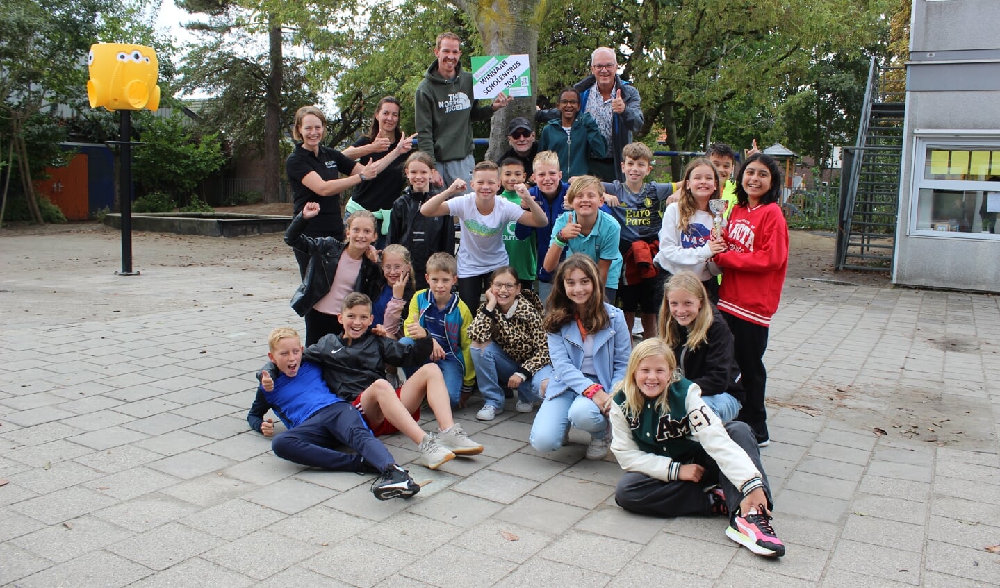Het gewonnen geldbedrag werd overhandigd aan Remco Pronk, de nieuwe vakleerkracht bewegingsonderwijs.