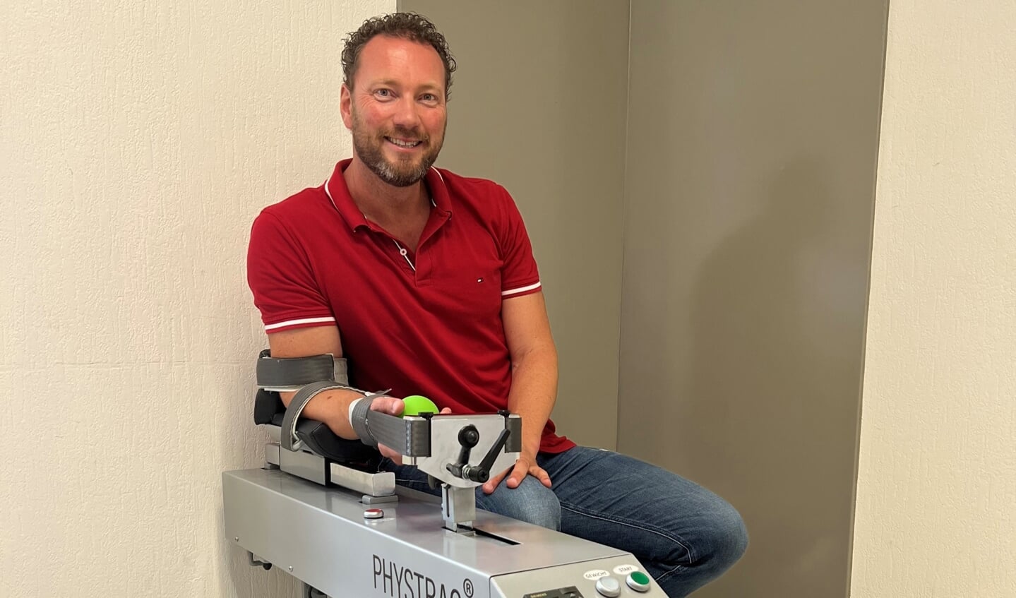 Fysiotherapeut Mark van Engelen bij het Phystrac-apparaat, waarmee al sinds 2011 uitstekende resultaten worden geboekt.