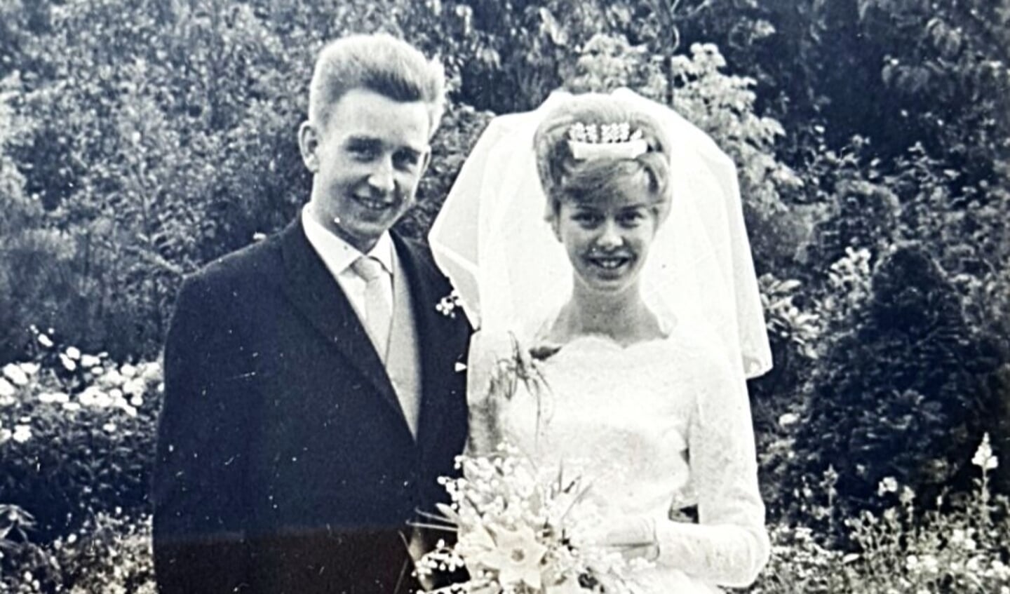 En zo zag het kersverse echtpaar er 60 jaar geleden uit toen zij in het huwelijk traden (familiefoto).
