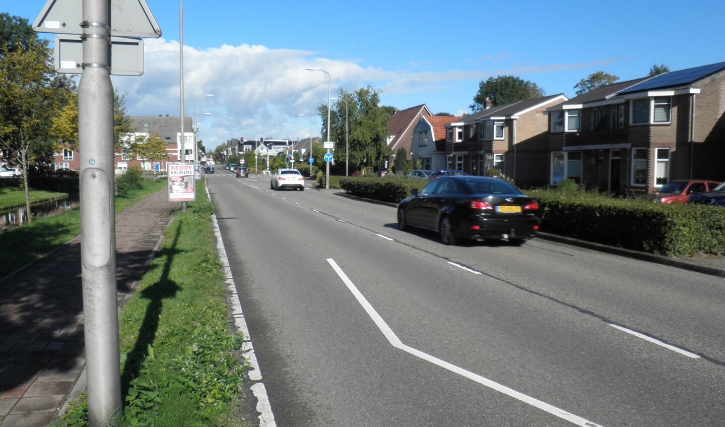 Het verkeer op de Bleiswijkseweg richting de Fokkerstraat/Binnenweg rijdt volgens bewoners te hard. (Foto: Kees van Rongen)