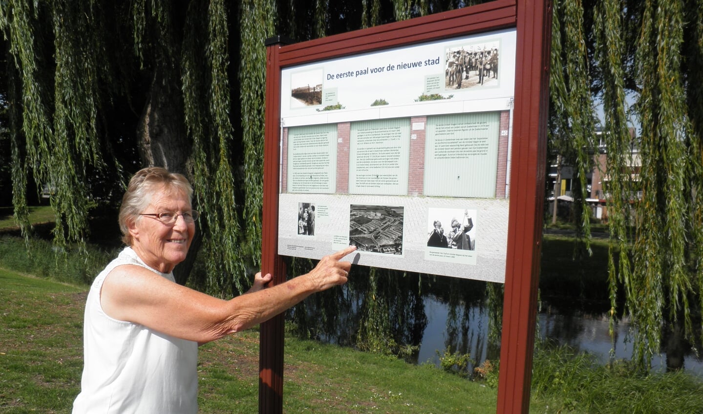 Een van de bewoners bij het bord dat Arjen van den Burg heeft gemaakt. Foto: Kees van Rongen
