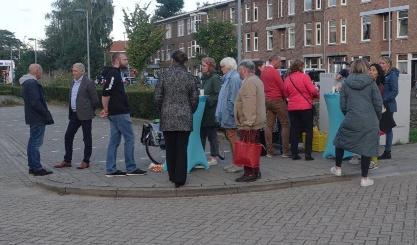 De inloopbijeenkomst vond plaats op het parkeerterrein bij station Den Haag Laan van NOI (foto: Ap de Heus). 