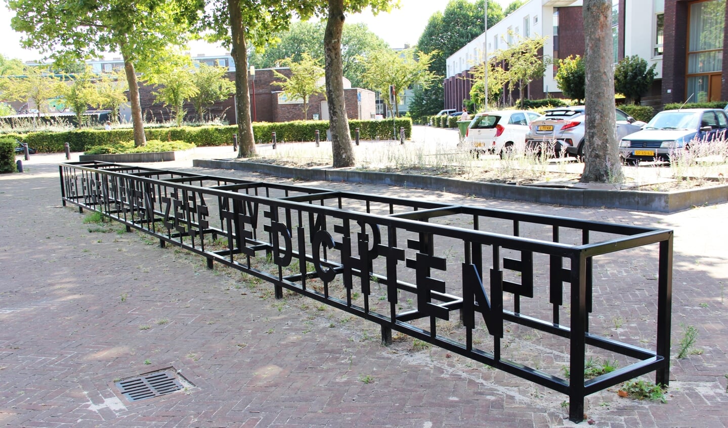 ‘Het eigen leven zelf te dichten’, Sabine Zwikker, 2006, Van Royenplein Bovenveen, Voorburg.(foto:Marian Kokshoorn).