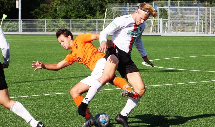 Kite Beuvink (rechts; Stompwijk’92) scoorde zaterdag de 2 doelpunten voor zijn club (foto: AW).