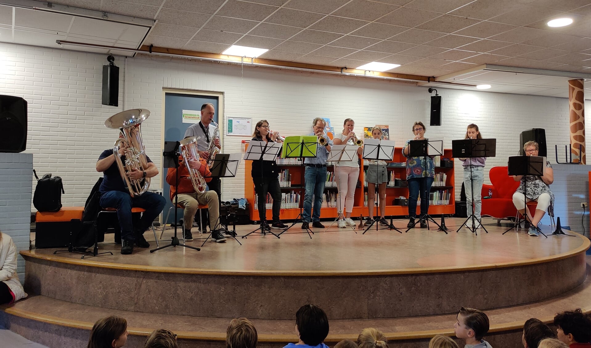 Een ensemble van Concordia geeft een optreden bij basisschool RKBS Willibrord uit Bergschenhoek.