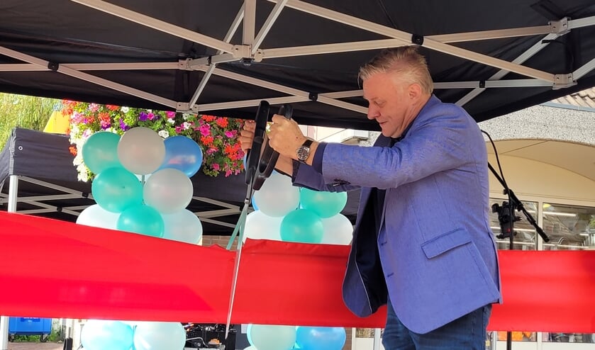 Wethouder Leon Hoek opent het nieuwe centrum.