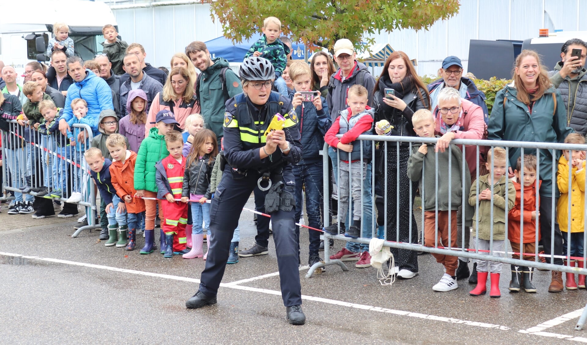 Wijkagent Suzan Houweling komt in actie met een stroomstootwapen. Foto's: Spa Media