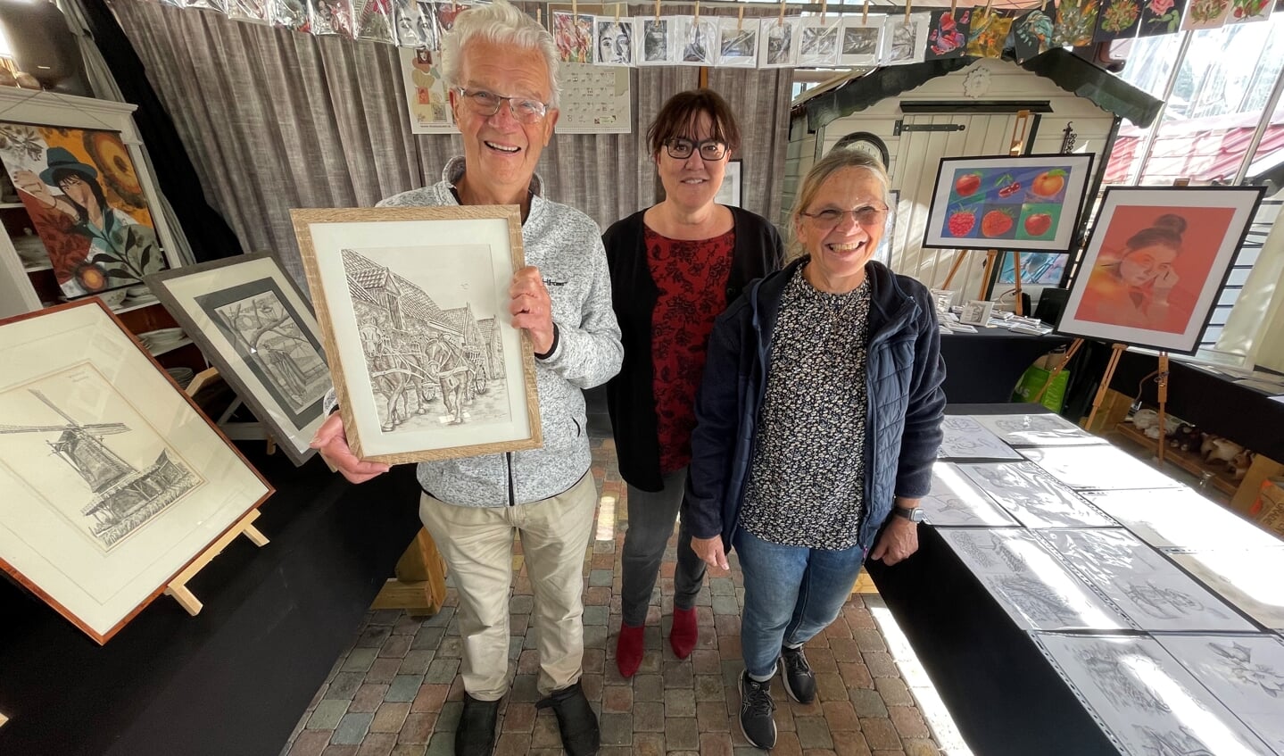 Cultuurwethouder Hanneke van de Gevel te midden van kunstenaars Jan van der Sman en Trix Eschweiler.