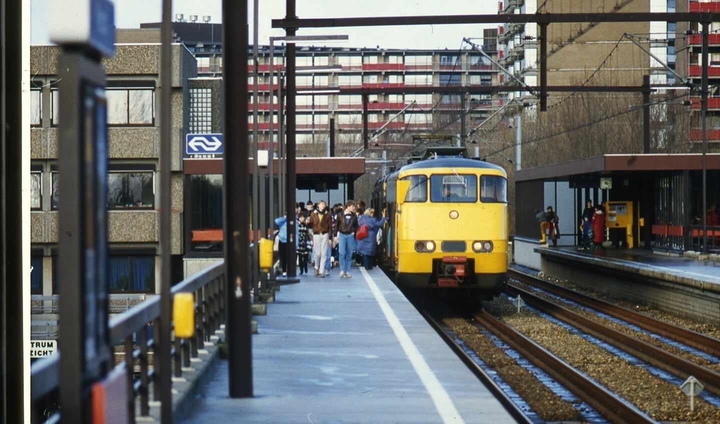 Station Meerzicht met de sprinter omstreeks 1980. Foto: Mieke Kaashoek, Beeldbank Zoetermeer 
