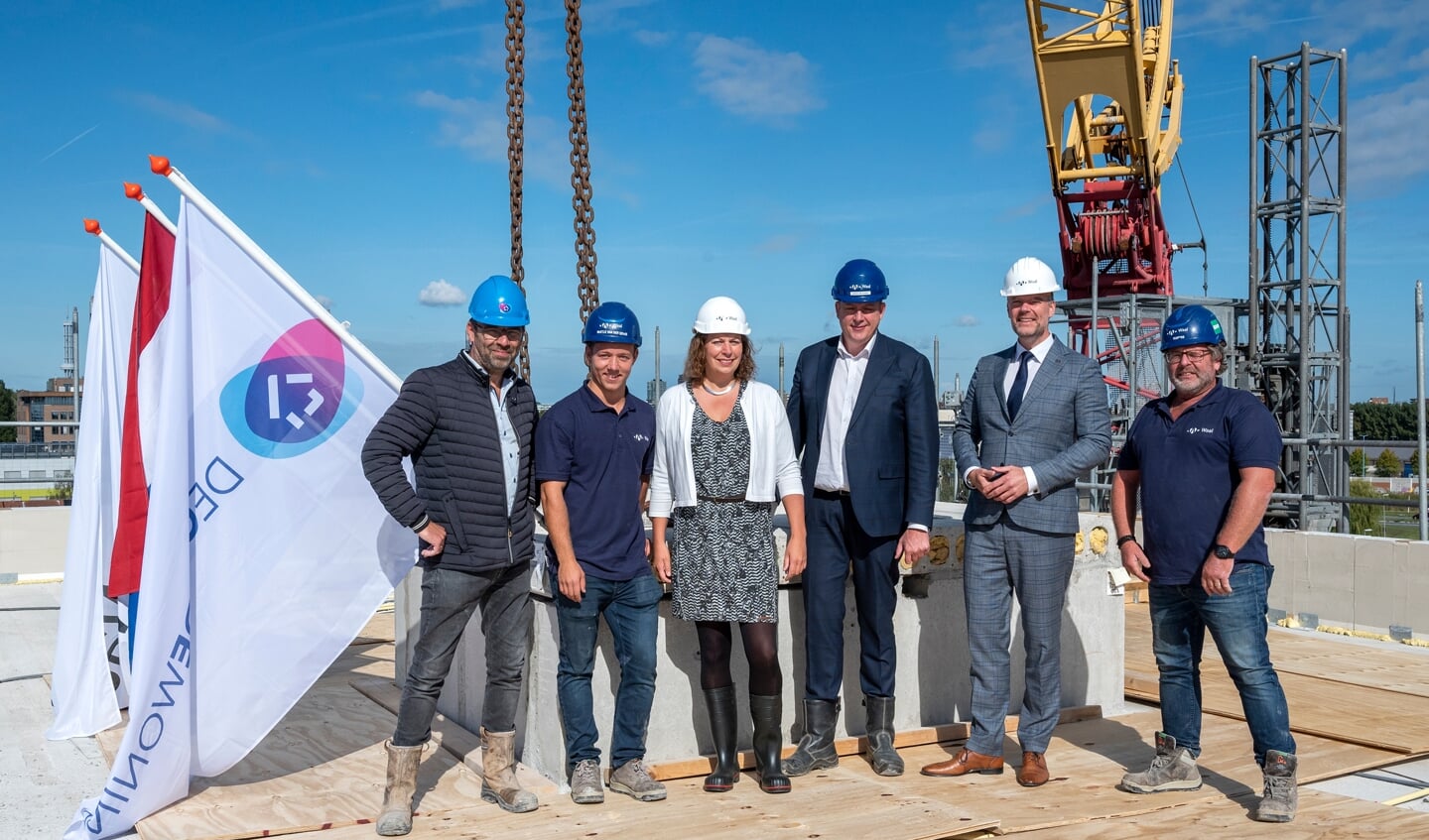 Wethouder Weerwag, directeur Heemskerk en de bouwers tijdens het hoogste punt.