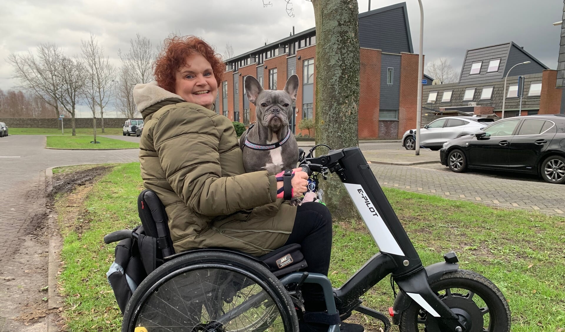 Leonie is een bekende verschijning in haar rolstoel met extra voorwiel en met haar Franse bulldog op schoot.