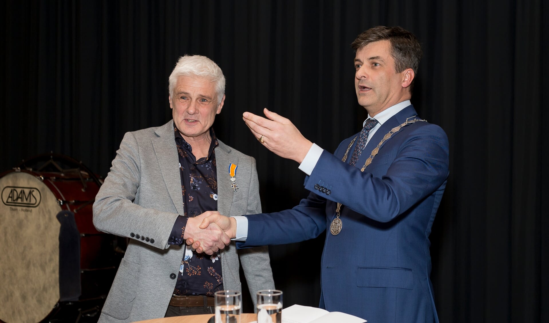 René van Rooijen ontvangt uit handen van burgemeester Van de Stadt een lintje. (Foto: Gemeente Zoetermeer/Sybrinne Straver)