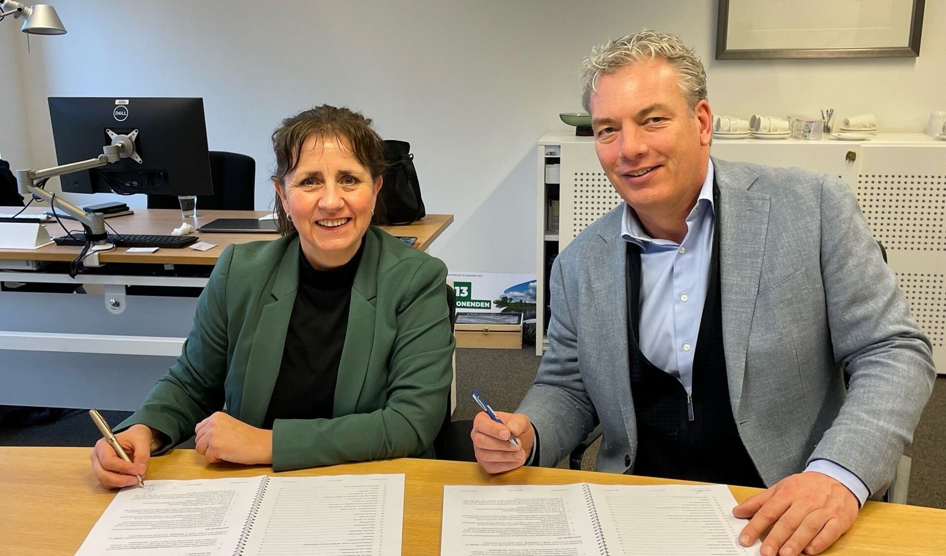 Wethouder Bianca Bremer en Mark Niersman ondertekenen de overeenkomst (foto: gemeente LV).