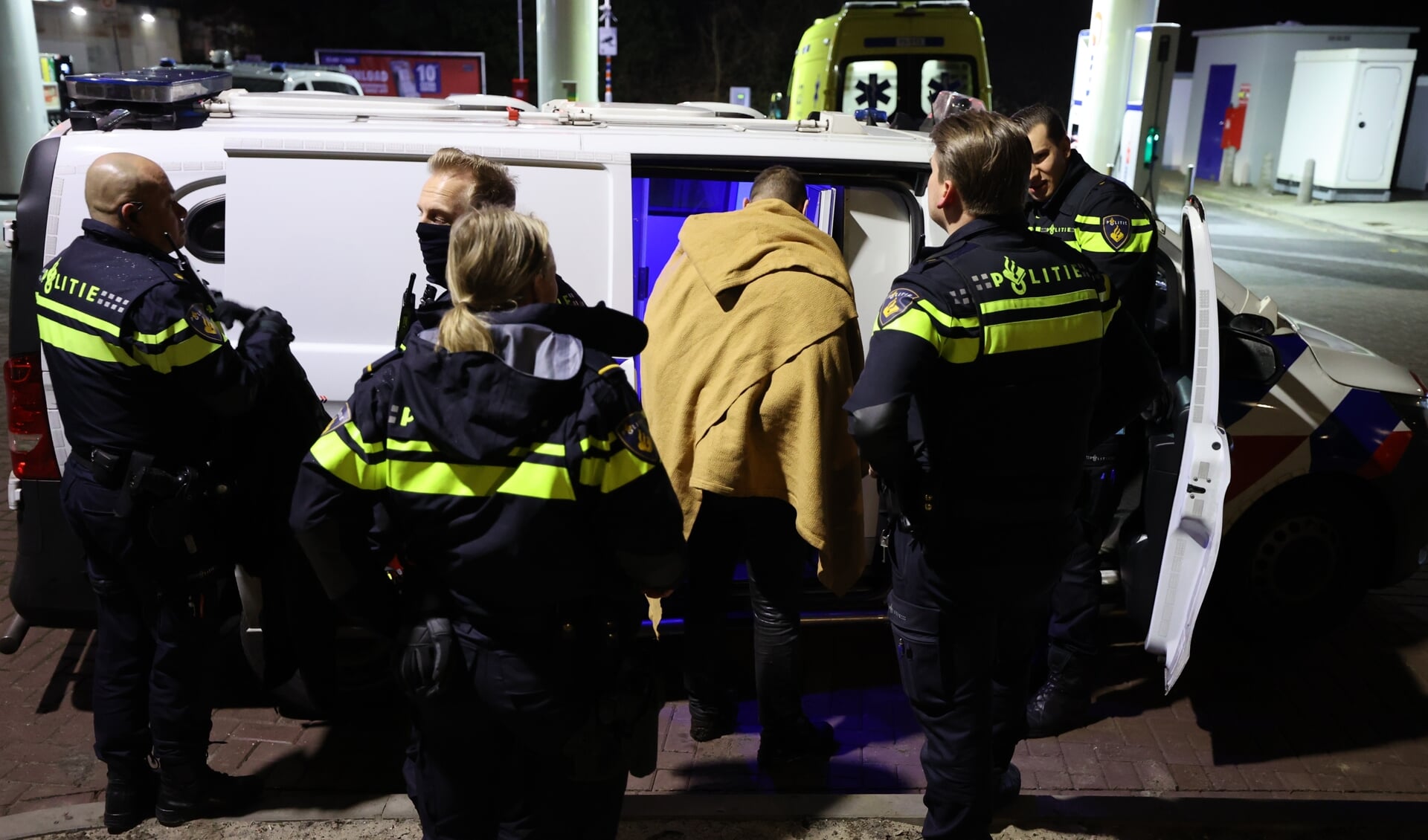 De doorweekte verdachte werd uit een sloot gevist en aangehouden (foto: Daan van den Ende).