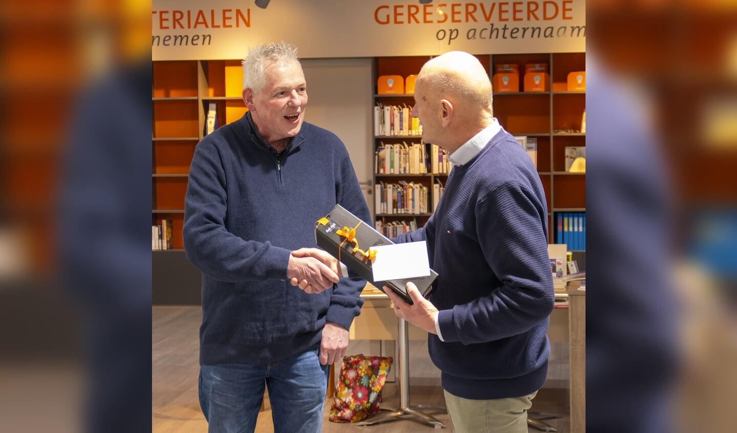 Bart Planken, de maker van de nieuwe website van het HGOP, wordt bedankt door voorzitter Paul van Winden.