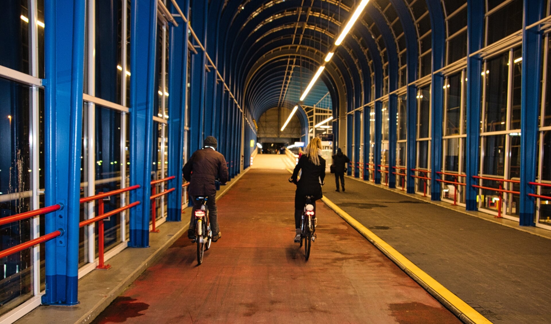 Weer fietsen en lopen over de Mandelabrug. Foto: Gerard van Warmerdam