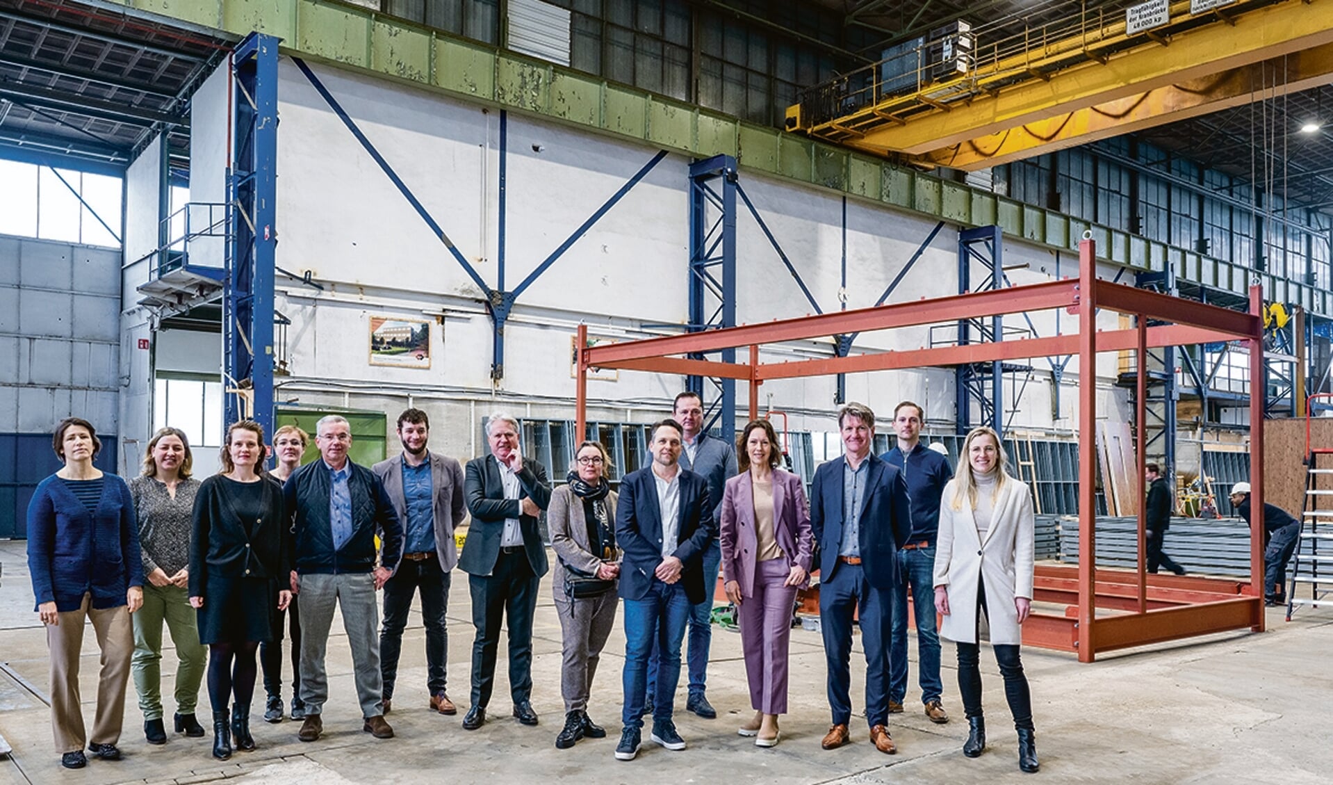 De betrokken medewerkers van de vier partijen in de fabriek van C3 Living in Rotterdam. (Foto: Ariane Kok)