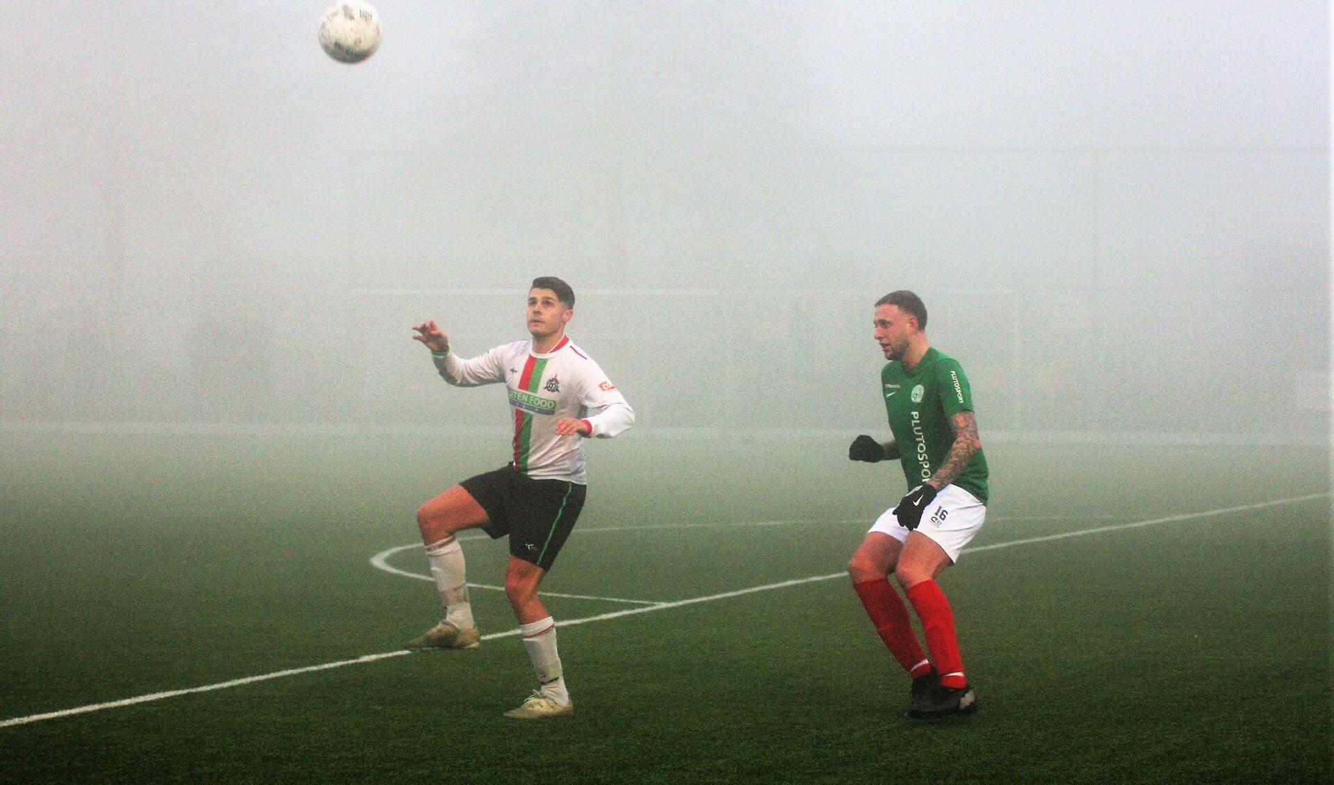 In dichte mist probeert Lorenzo Korte (Stompwijk’92) de bal onder controle te krijgen (foto: AW).