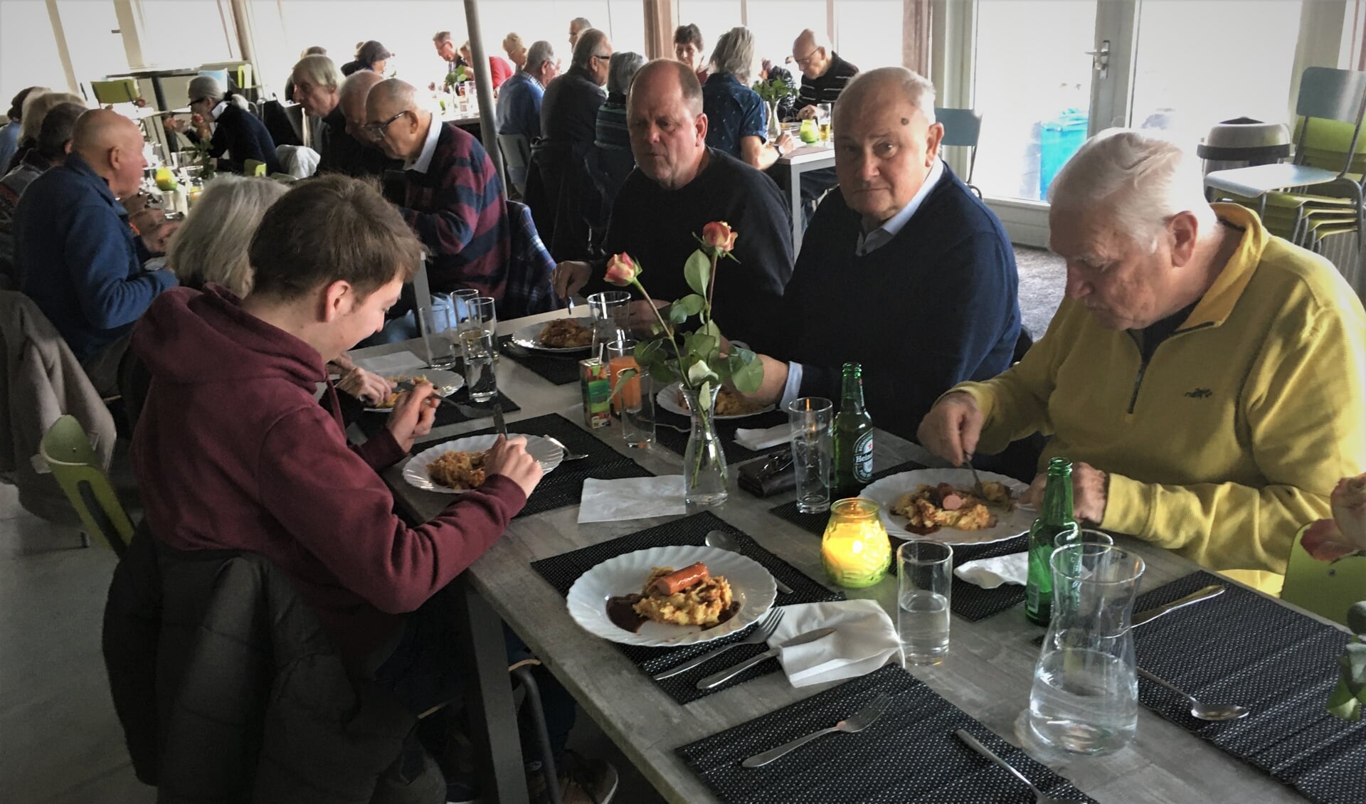 Aan alle tafels werden geanimeerde gesprekken gevoerd en daarnaast natuurlijk heerlijk gegeten (foto: pr Buurtresto SEV).. 