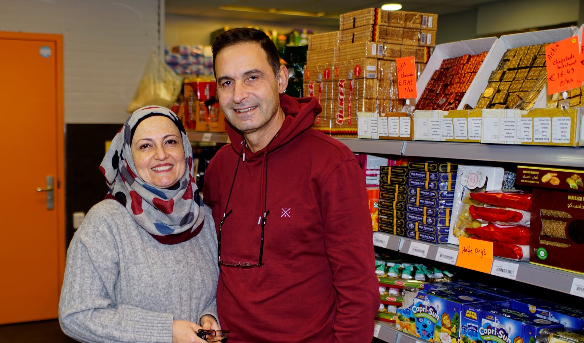 Roula en Ahmad zijn u graag van dienst in hun nieuwe Syrische supermarkt. 