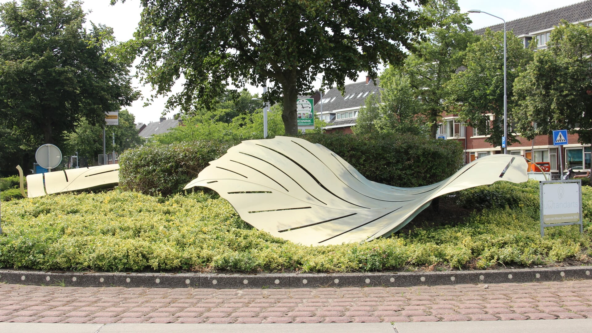 Beukenbladeren, 2010, Ineke Visser, rotonde Laan van Nieuw Oosteinde/Potgieterlaan Voorburg (foto: Marian Kokshoorn).