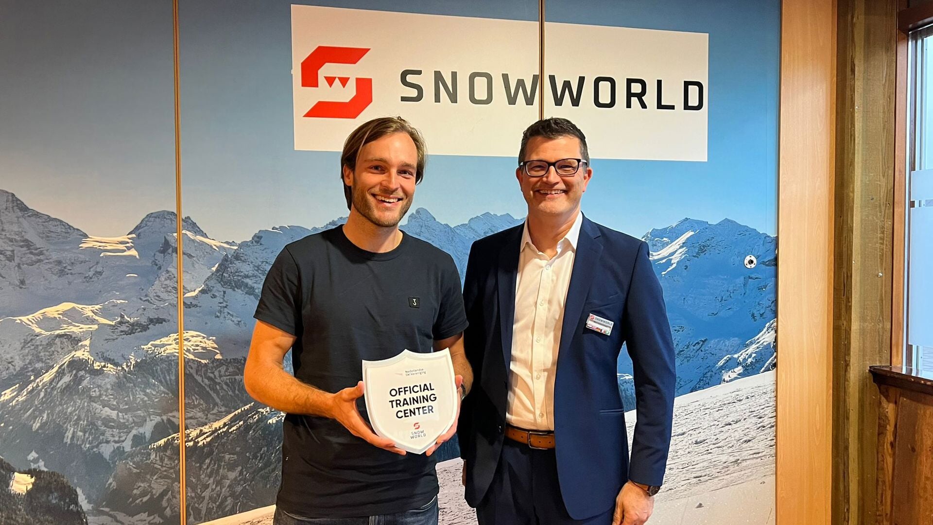 Oud Olympiër Maarten Meiners overhandigde een symbolisch schild dat de samenwerking tussen SnowWorld en de Nederlandse Ski Vereniging extra kracht bij zet. Foto: pr