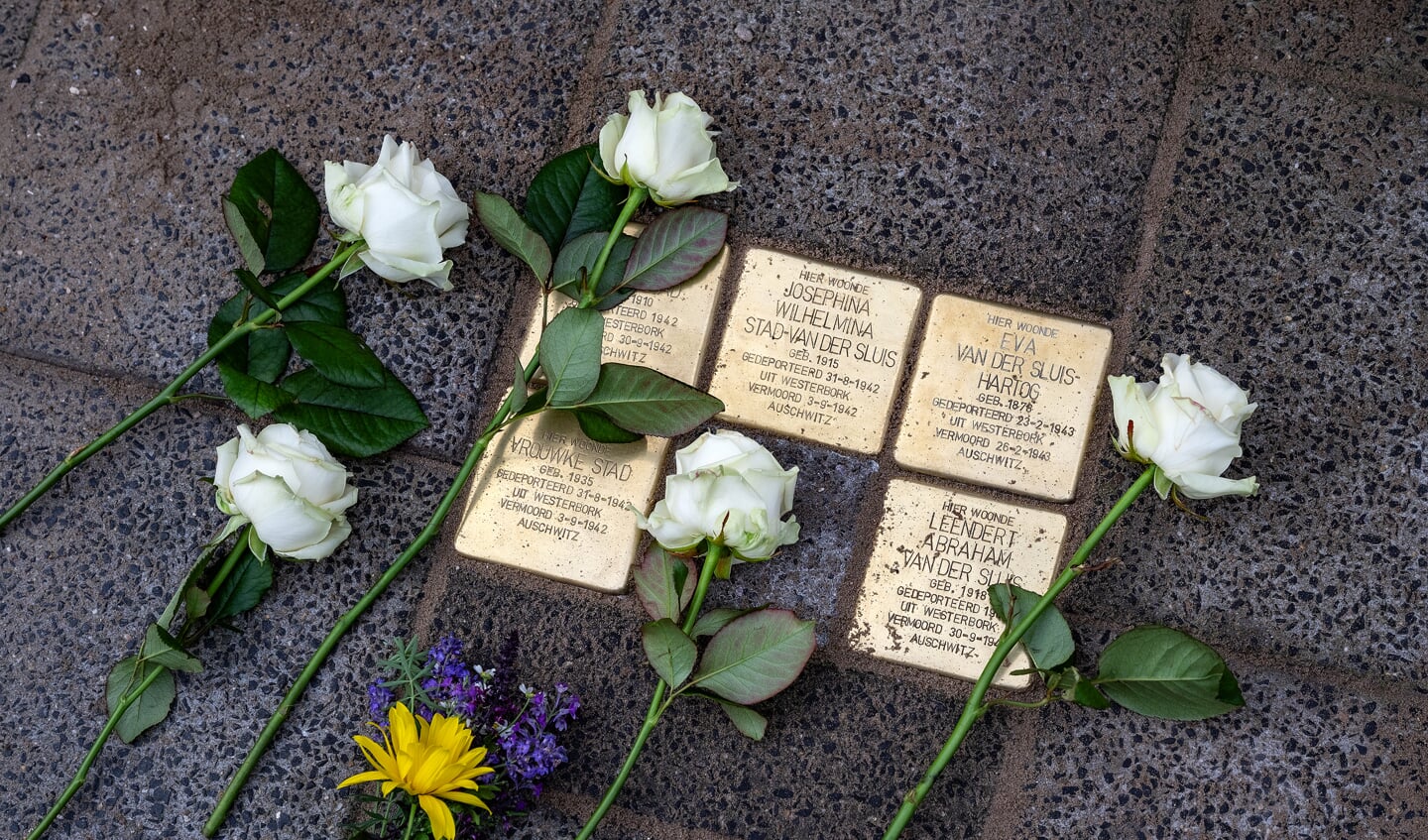 De in de stoep aangebrachte Stolpersteine met bloemen van familieleden (foto: Michel Groen). 